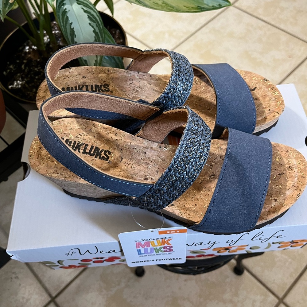 💙 NWT Blue muk Luks Wedge Sandals. Size 8. Brand New! Other colors available!